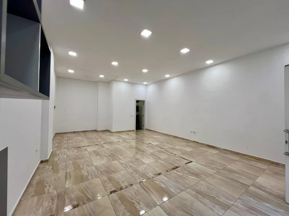 Tirane, jepet me qera ambjent biznesi Kati 0, 53 m² 415 € (Rruga Idriz Dollaku)