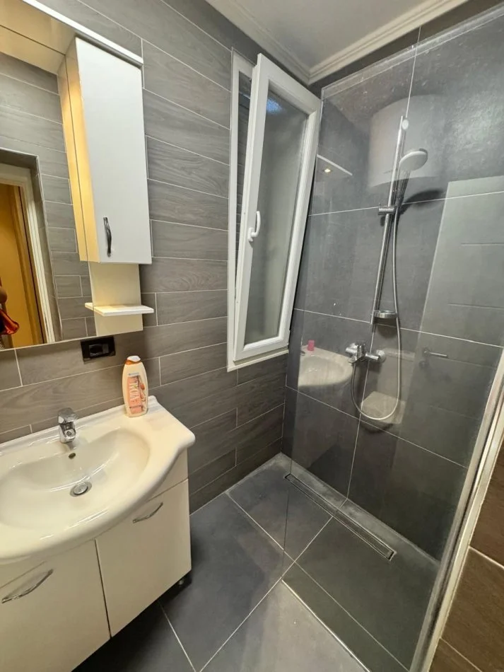 Tirane, jepet me qera apartament 3+1+Ballkon Kati 2, 130 m² 750 € (Vasil Shanto)