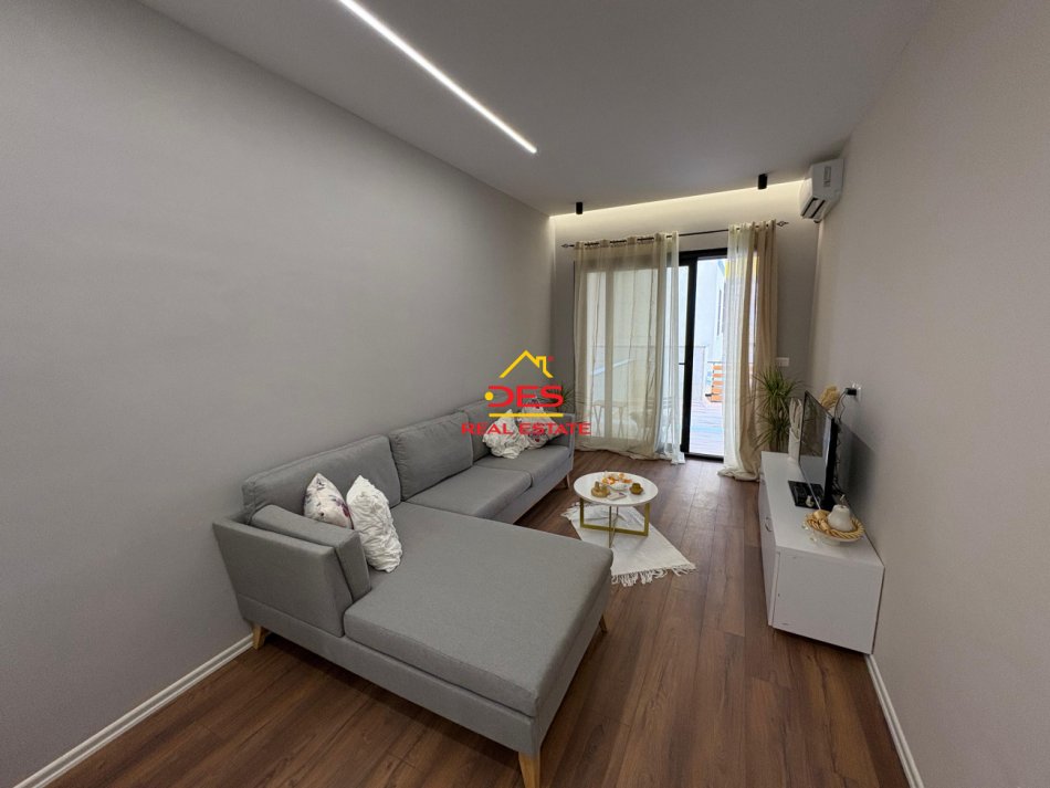 Vlore, jepet me qera apartament 1+1+Ballkon Kati 2, 80 m² 450 € (Rruga Çajupi)