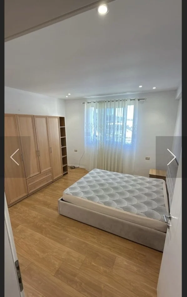 Tirane, jepet me qera apartament 2+1+Ballkon Kati 4, 100 m² 450 € (Yzberisht)