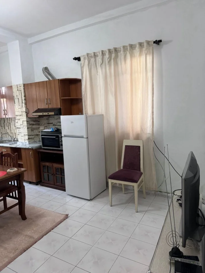 Tirane, jepet me qera apartament 1+1 Kati 1, 60 m² 500 € (rruga e Dibres)