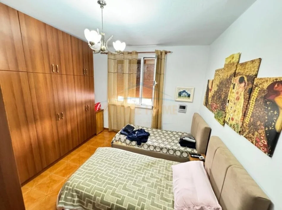 Tirane, jepet me qera apartament 2+1 Kati 4, 75 m² 500 € (Shkolla e Kuqe)