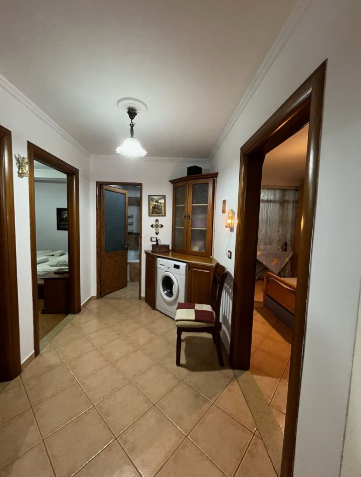Tirane, jepet me qera apartament 2+1 Kati 2, 85 m² 700 € (21 dhjetori pran mozaikut)