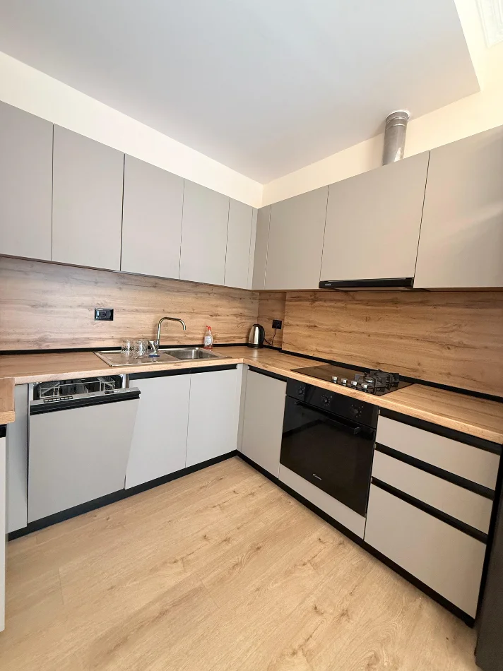 Tirane, jepet me qera apartament 2+1 , 90 m² 1.000 € (Kompleksi Delijorgji)