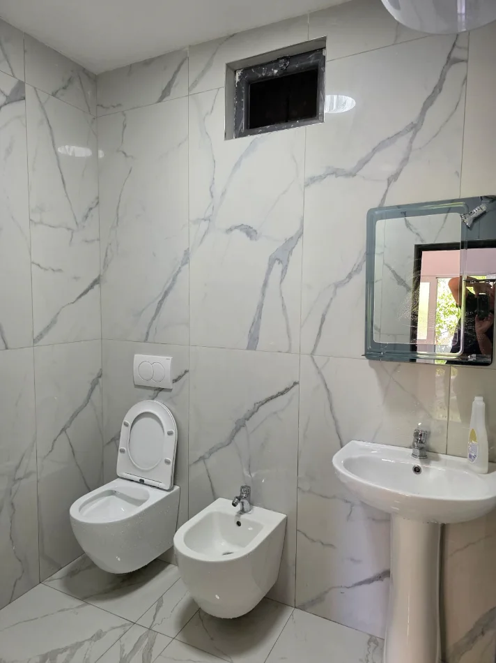 Tirane, jepet me qera Vile 1+1 Kati 1, 180 m² 520 € (Allias)