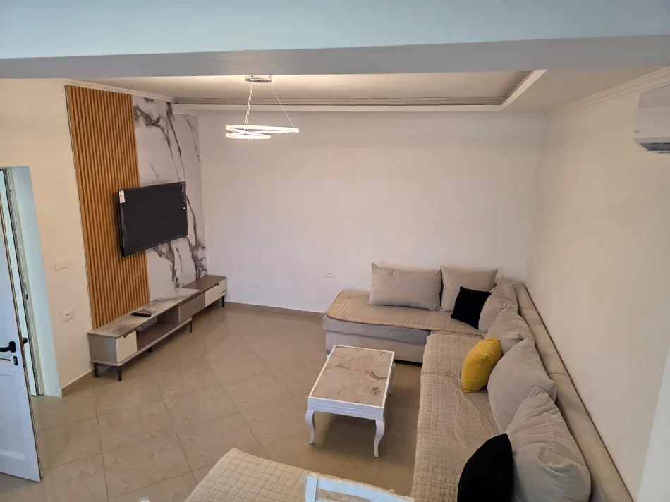Tirane, jepet me qera Vile 1+1 Kati 1, 180 m² 520 € (Allias)