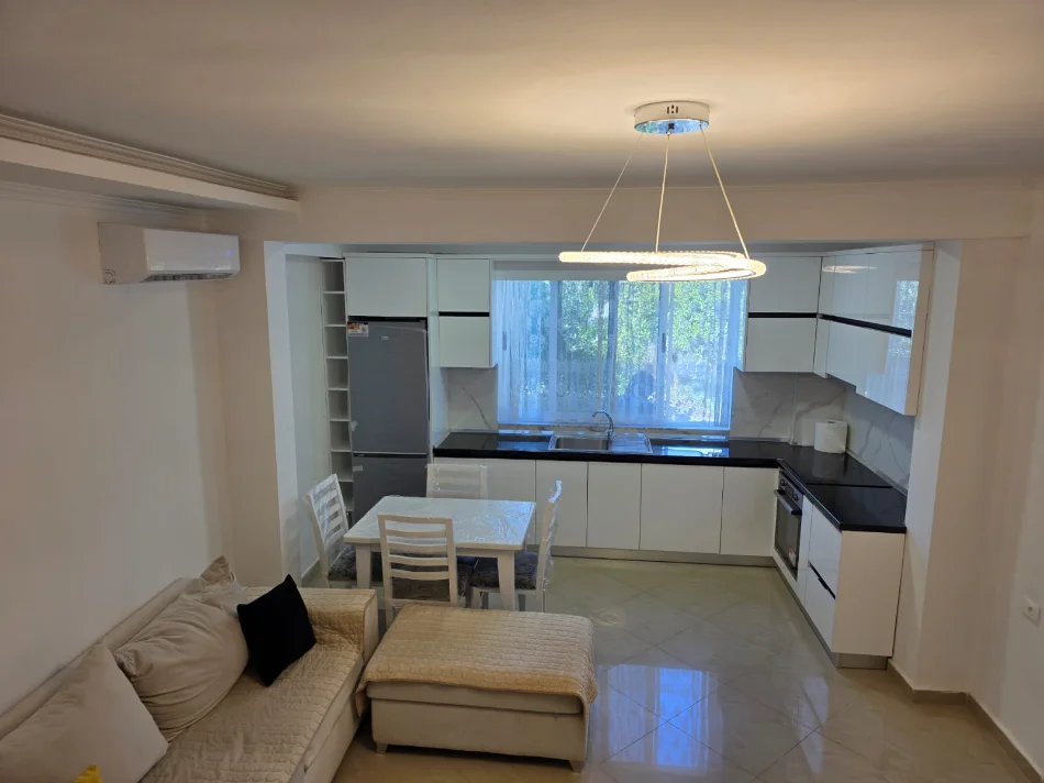Tirane, jepet me qera Vile 1+1 Kati 1, 180 m² 520 € (Allias)