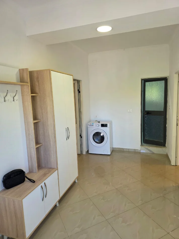 Tirane, jepet me qera Vile 1+1 Kati 1, 180 m² 520 € (Allias)