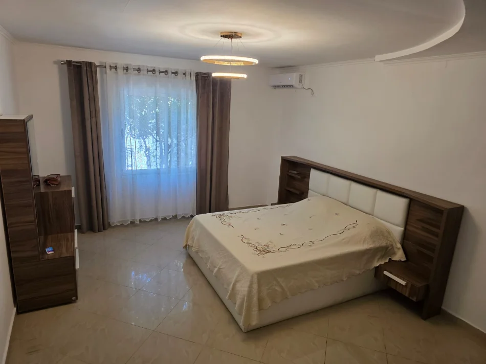 Tirane, jepet me qera Vile 1+1 Kati 1, 180 m² 520 € (Allias)