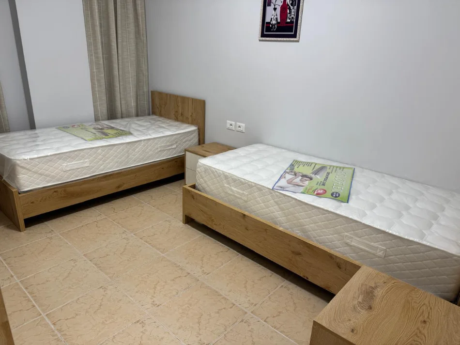 Tirane, jepet me qera apartament 2+1+Ballkon Kati 2, 100 m² 800 € (USLUGA TRENI)