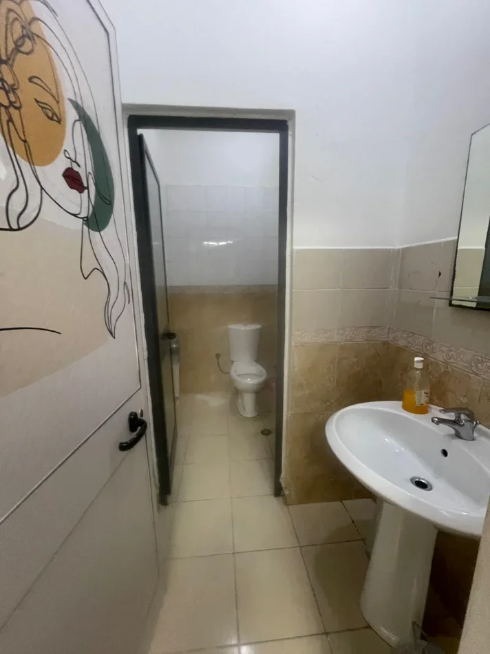 Tirane, jepet me qera zyre Kati 2, 220 m² 2.200 € (STACIONI I TRENIT)