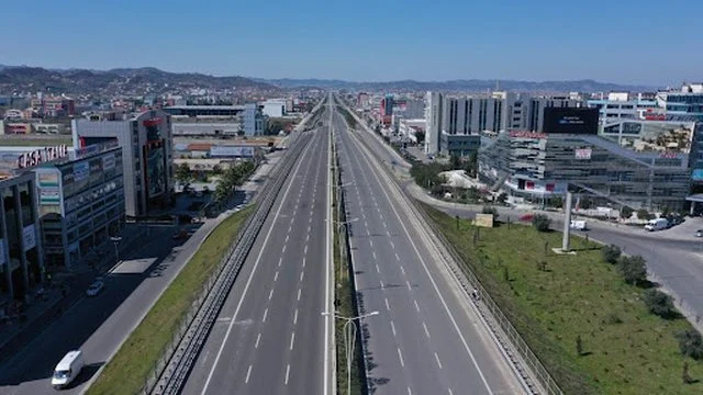 Tirane, jepet me qera magazine Kati 0, 30.000 m² 4.400 € (Autostrada Tiranë–Durrës)