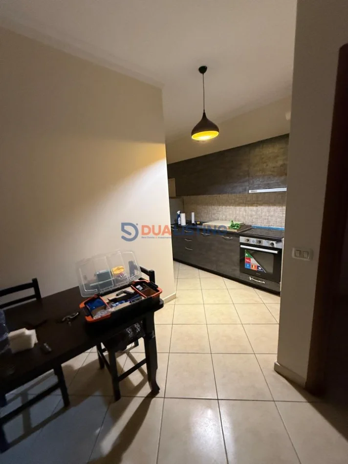 Tirane, jepet me qera apartament 2+1 , 140 m² 550 € 