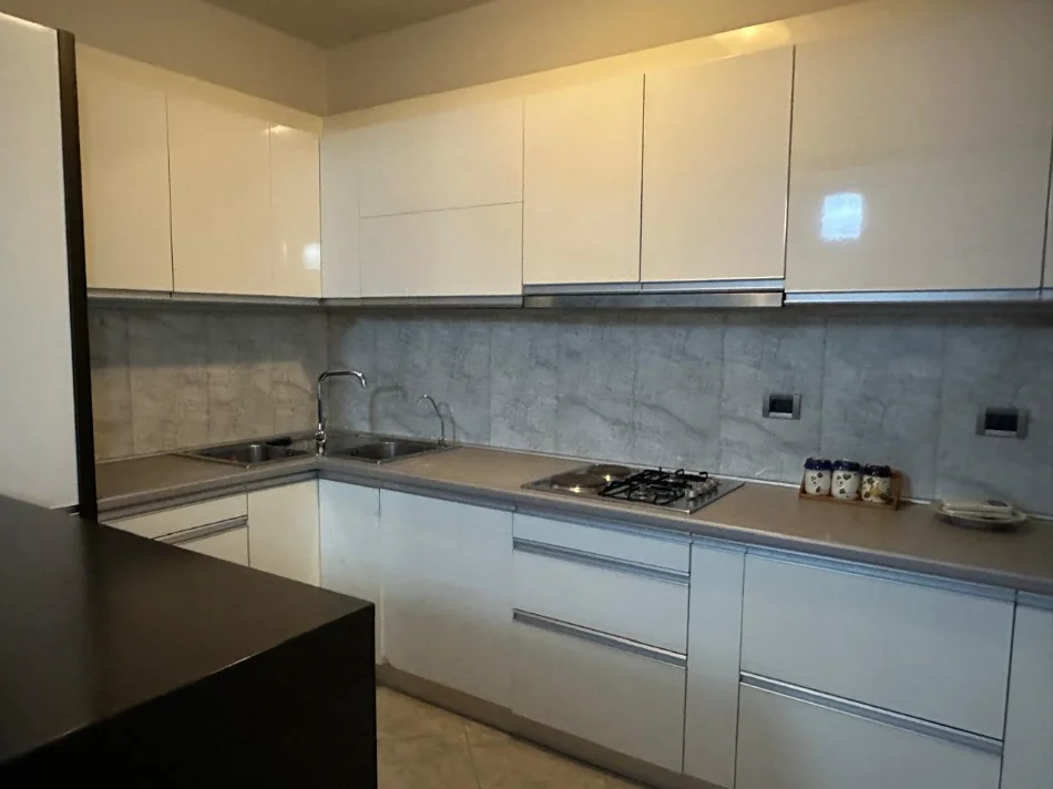 Tirane, jepet me qera apartament 2+1 Kati 7, 102 m² 900 € (Rruga e Elbasanit)