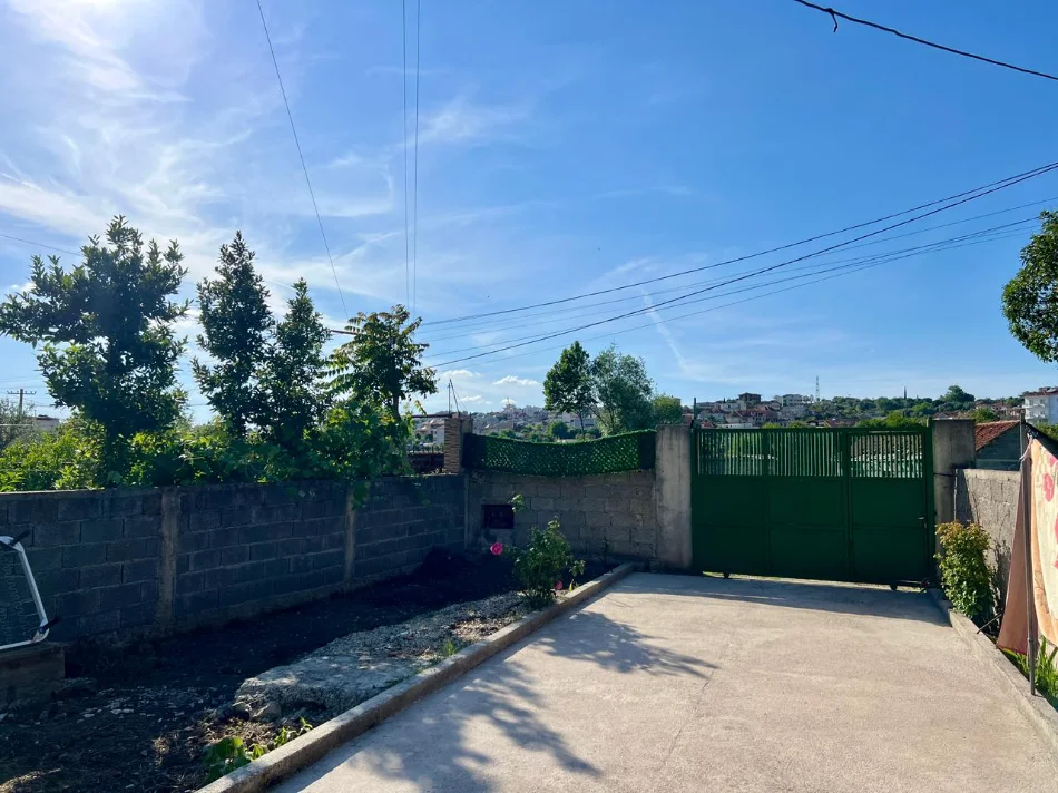 Tirane, jepet me qera shtepi 2+1 Kati 1, 80 m² 350 € (Unaza e madhe)