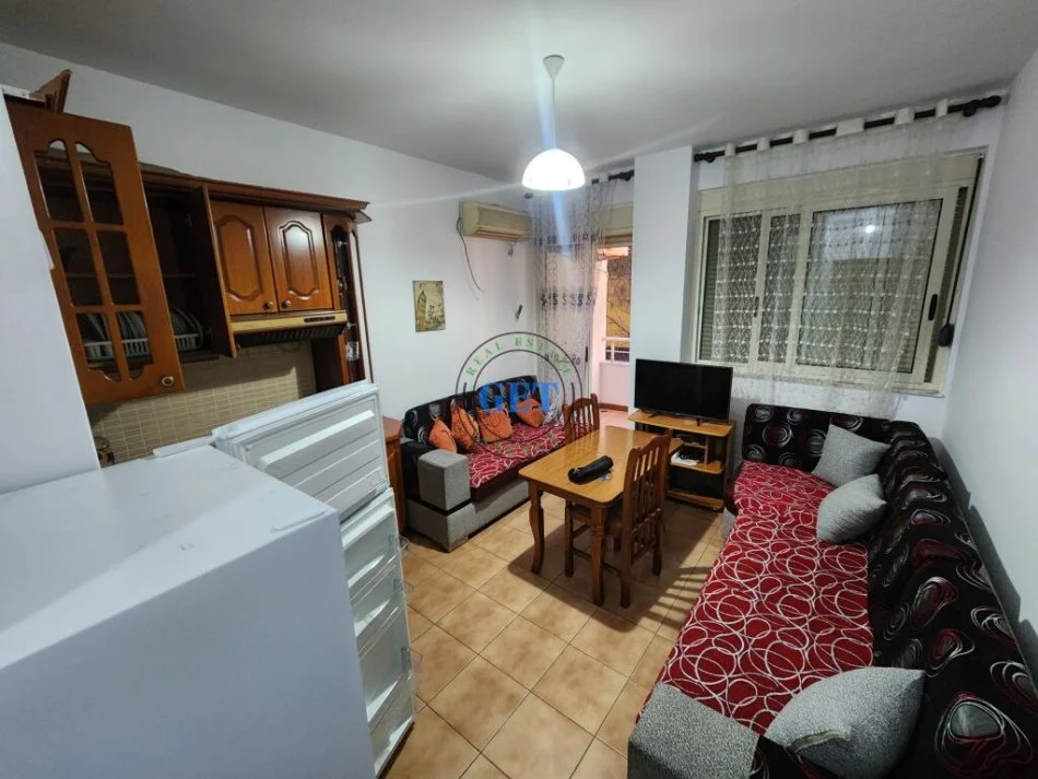 Durres, jepet me qera apartament 1+1 Kati 2, 60 m² 300 € (Shkembi i Kavajes)