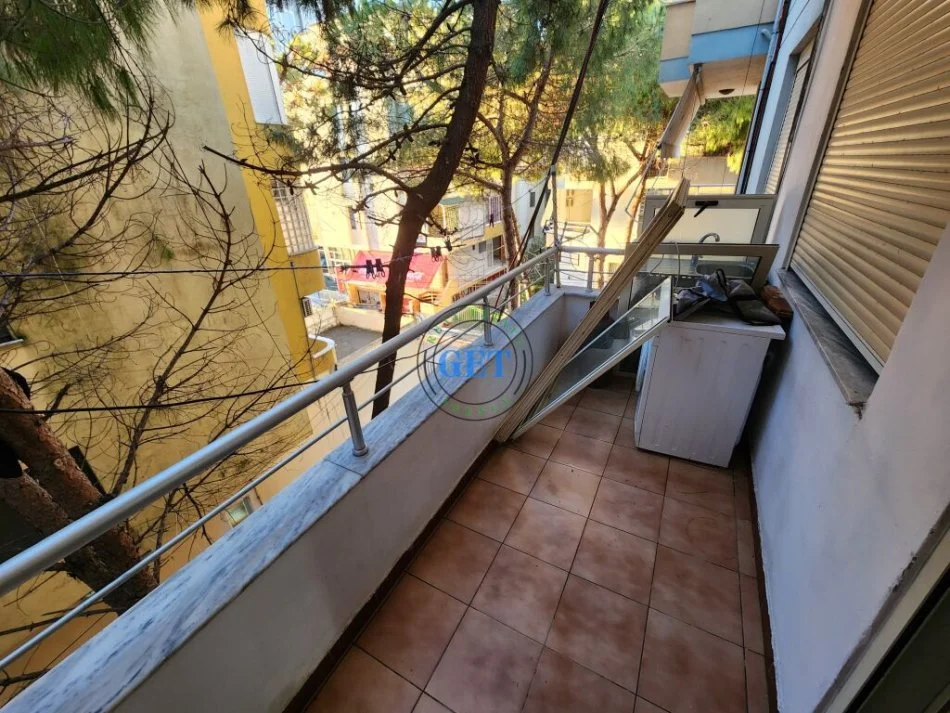 Durres, jepet me qera apartament 1+1 Kati 2, 60 m² 300 € (Shkembi i Kavajes)