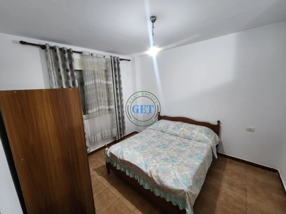 Durres, jepet me qera apartament 1+1 Kati 2, 60 m² 300 € (Shkembi i Kavajes)
