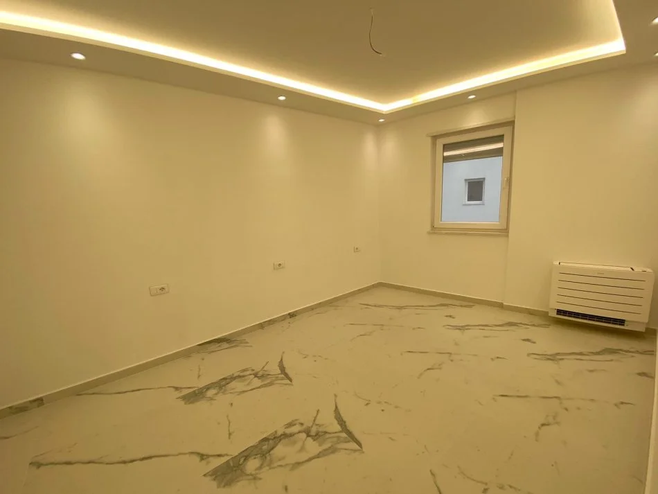 Tirane, jepet me qera zyre Kati 7, 104 m² 1.000 € (RRUGA MINE PEZA)