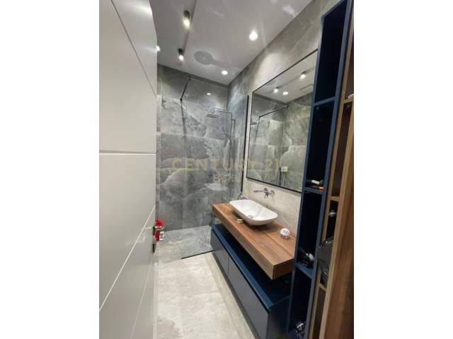 Tirane, jepet me qera apartament 700 Euro (SQUARE 21)