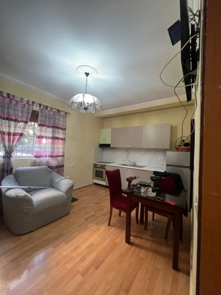 Tirane, jepet me qera apartament 1+1 Kati 0, 65 m² 400 € (Rruga e Mozaikut)