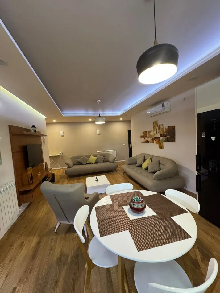 Tirane, jepet me qera apartament 2+1+2 Ballkone Kati 2, prane spitalit Nene Tereza