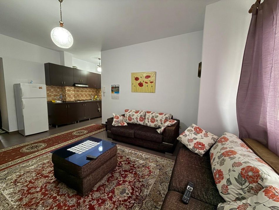 Tirane, jepet me qera apartament 1+1+Ballkon , 60 m² 500 € (Mine Peza)