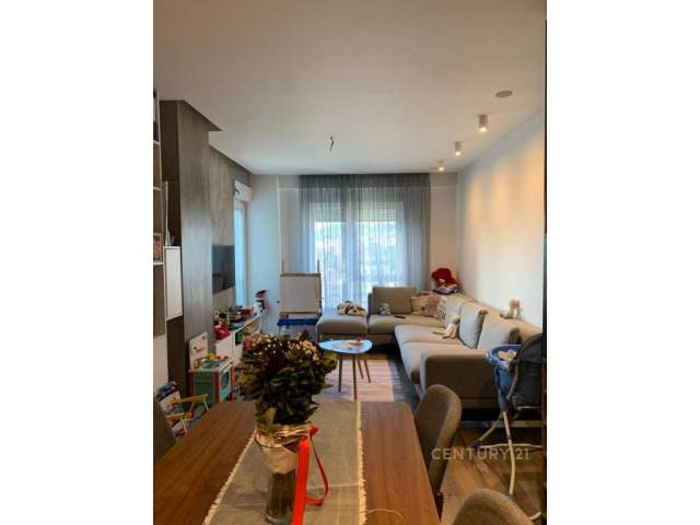 Tirane, jepet me qera apartament 2+1 Kati 11, 750 Euro (kompleksi magnet)