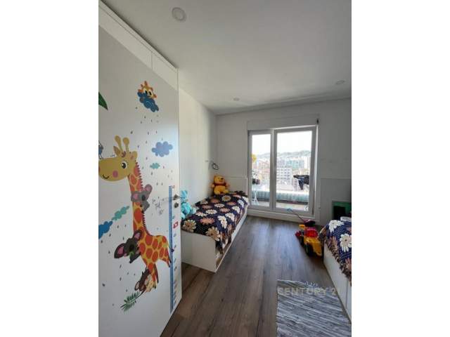 Tirane, jepet me qera apartament 2+1 Kati 11, 750 Euro (kompleksi magnet)