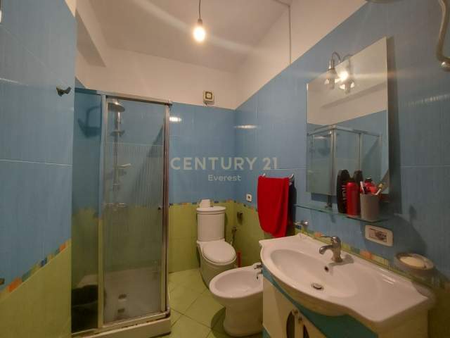 Tirane, shes apartament 2+1 Kati 1, 121.000 Euro (kodra e diellit)