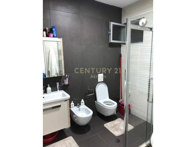Tirane, shes apartament 1+1 120.000 Euro (liqeni i thate)