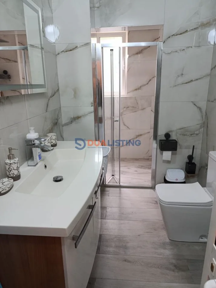 Tirane, jepet me qera apartament 2+1 , 75 m² 500 € (Kombinat)