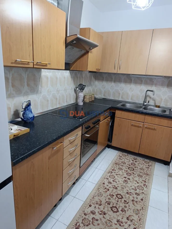 Tirane, jepet me qera apartament 2+1 , 75 m² 500 € (Kombinat)