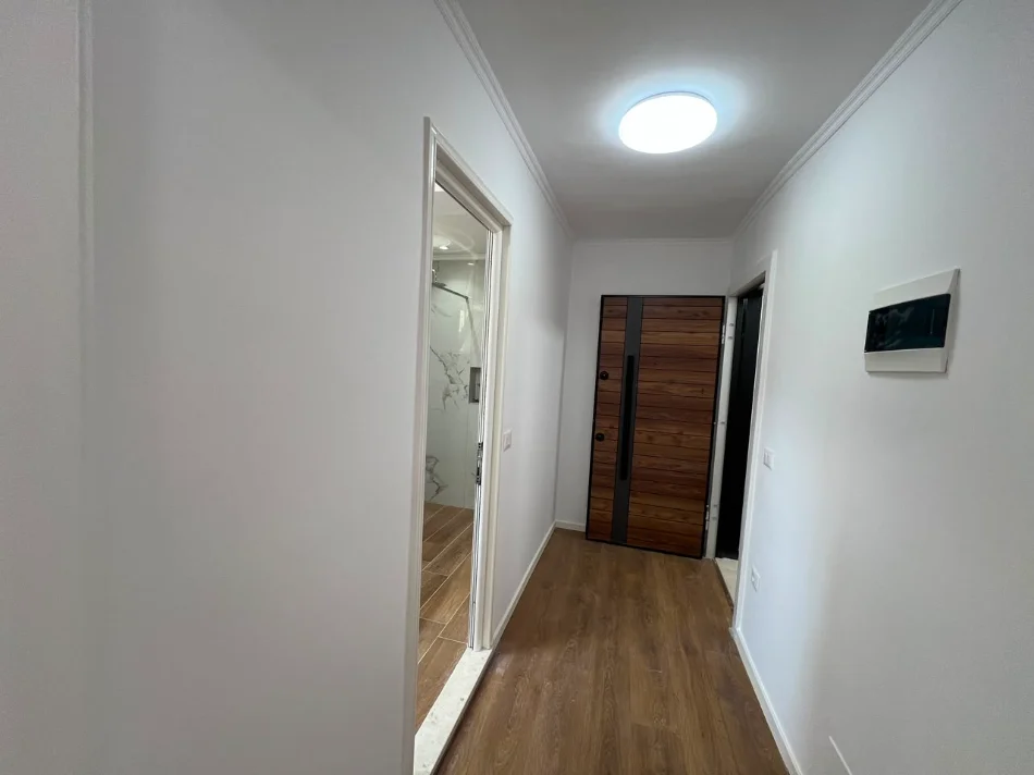 Tirane, shitet apartament 1+1+Ballkon Kati 4, 118.000 € (Xhenfize keko)