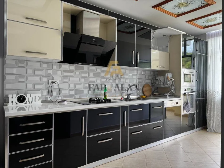 Tirane, jepet me qera apartament 3+1 Kati 3, 115 m² 750 € (Fresku)