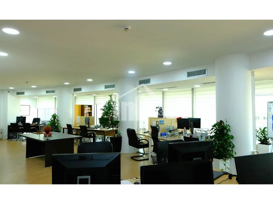 Tirane, jepet me qera zyre , 140 m² 3.400 € (BULEVARDI “BAJRAM CURRI”)