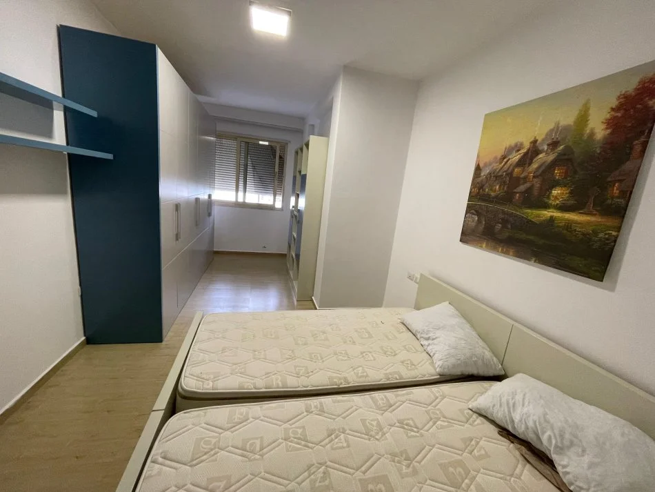 Tirane, jepet me qera apartament 1+1+Aneks Kati 4, 66 m² 330 € (FRESKU)
