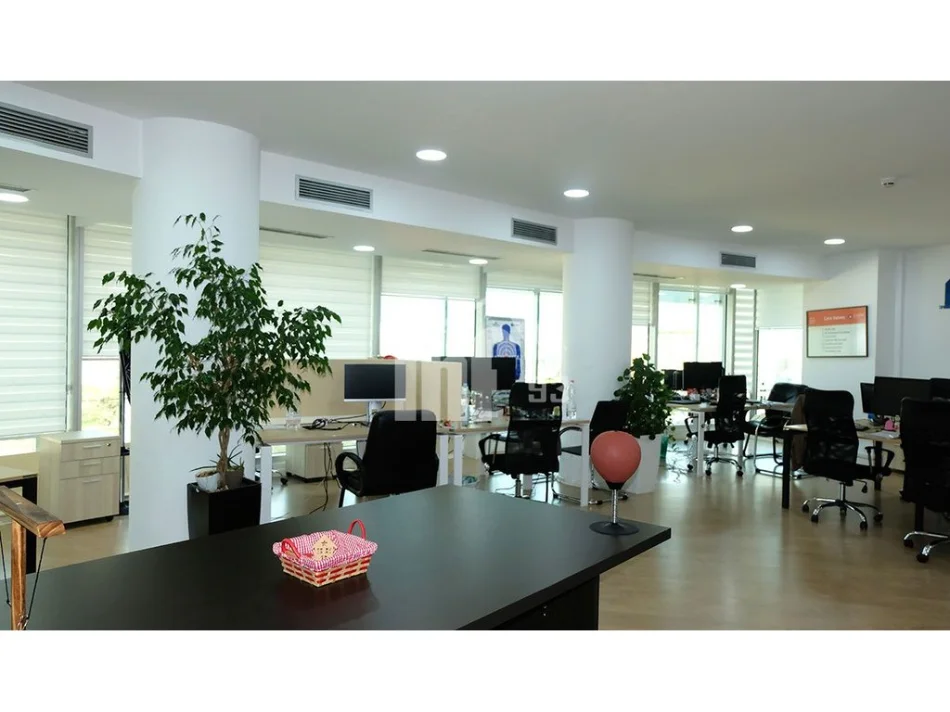 Tirane, jepet me qera zyre , 140 m² 3.400 € (BULEVARDI “BAJRAM CURRI”)