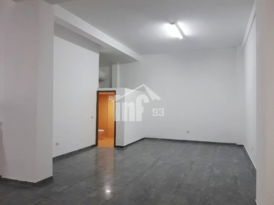 Tirane, shitet ambient biznesi Kati 0, 210 m² 250.000 € (PRANE SHKOLLES SE "KUQE", RRUGA "RIZA CEROVA")