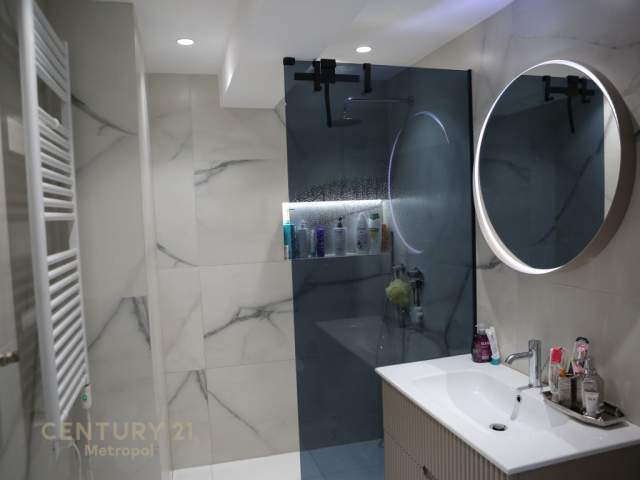 Tirane, jepet me qera apartament 1.000 Euro