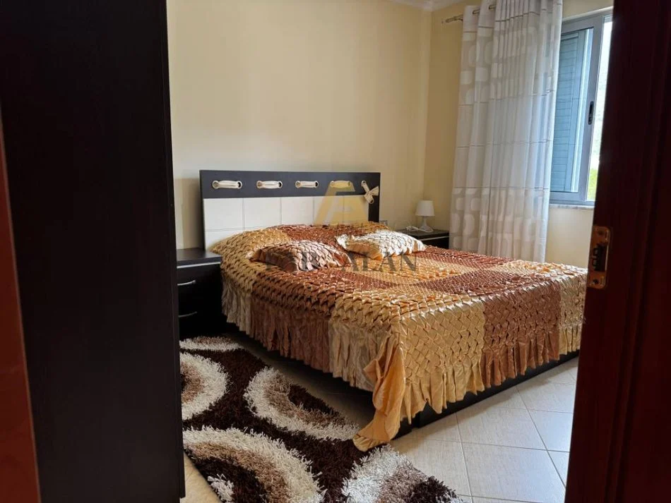 Tirane, jepet me qera apartament 3+1 Kati 3, 115 m² 750 € (Fresku)
