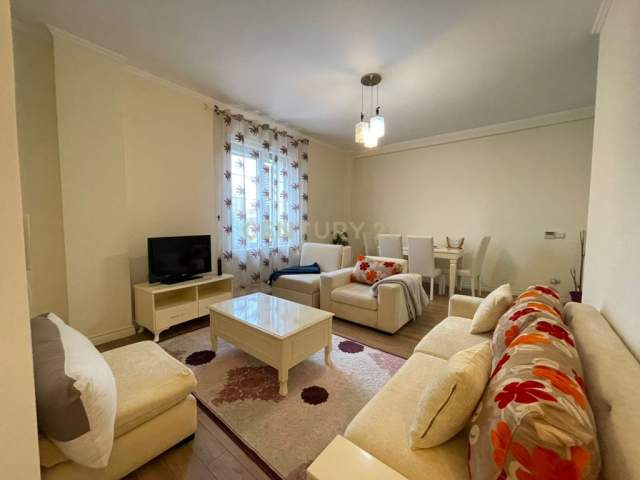 Tirane, jepet me qera apartament 1+1 Kati 3, 65 m² 600 Euro (ura tabakeve)
