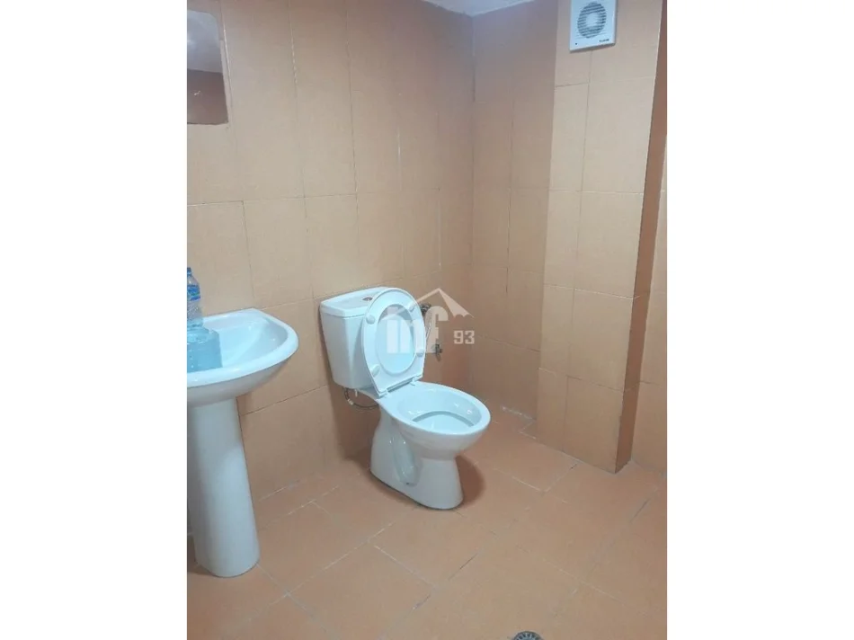 Tirane, shitet ambient biznesi Kati 0, 210 m² 250.000 € (PRANE SHKOLLES SE "KUQE", RRUGA "RIZA CEROVA")