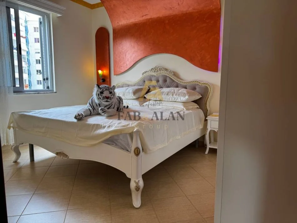 Tirane, jepet me qera apartament 3+1 Kati 3, 115 m² 750 € (Fresku)