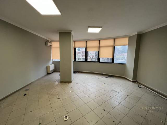 Tirane, jepet me qera ambjent biznesi 2.200 Euro