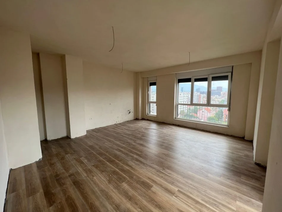 Tirane, jepet me qera apartament 3+1 Kati 8, 140 m² 600 € (Ish fusha e aviacionit)