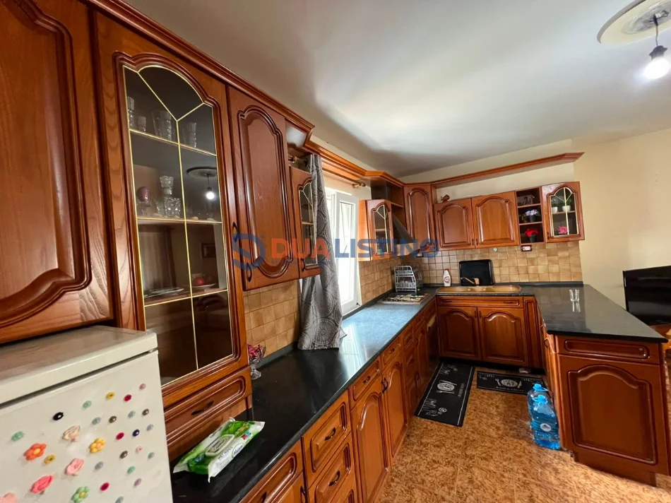 Tirane, jepet me qera apartament 2+1 , 700 € 