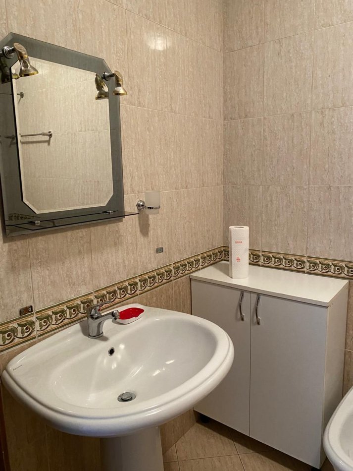 Tirane, jepet me qera apartament 2+1 Kati 7, 650 € (Prane Ambasades Gjermane)