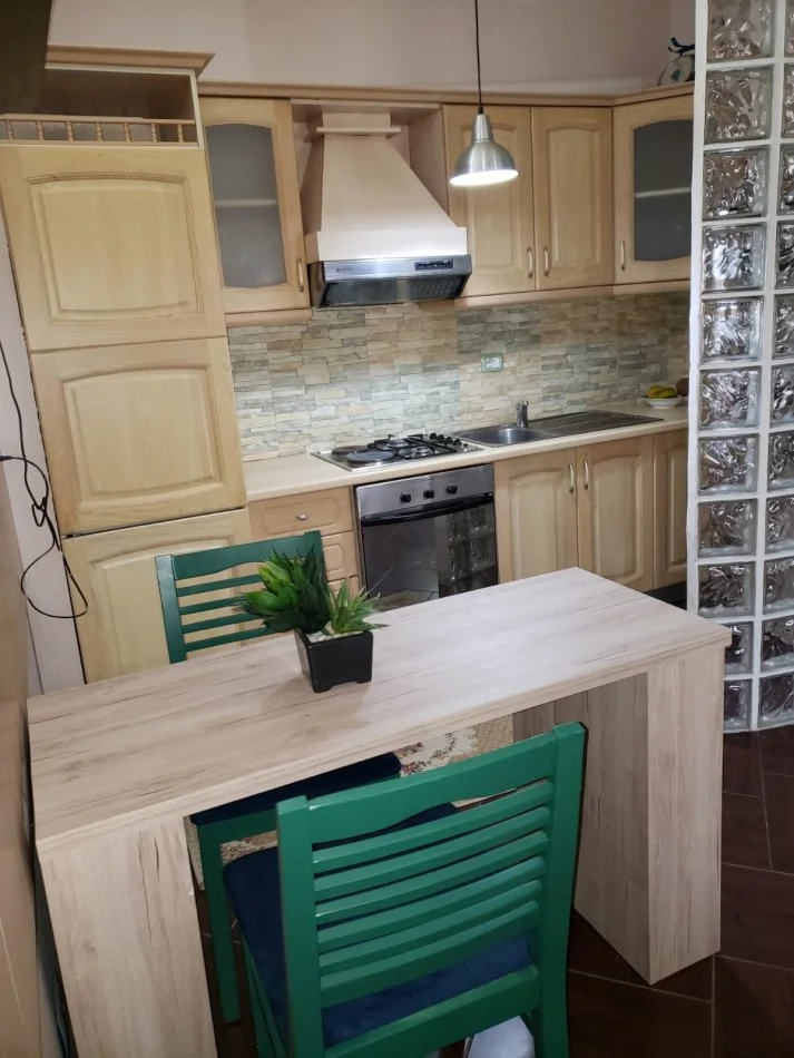 Tirane, jepet me qera apartament 1+1+Ballkon Kati 3, 75 m² 550 € (KOMUNA E PARISIT TEK ISH NEW YORK)