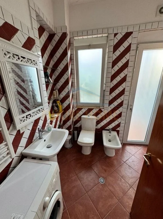 Tirane, jepet me qera apartament 2+1 Kati 2, 120 m² 750 € (Myslym Shyr)